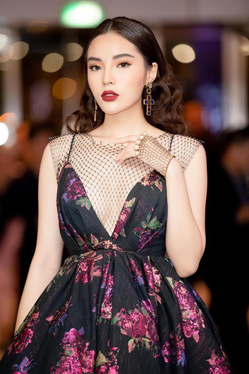 Hoa hậu Việt Nam 2014 từng có gương mặt tròn phúc hậu giờ xuất hiện với chuẩn V-line. Nhiều người so sánh cô với Bảo Thy khi hai người ngày càng giống nhau về ngoại hình.
