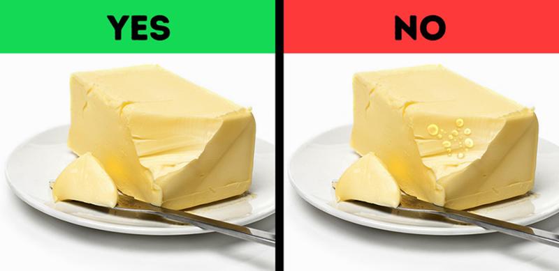 Bơ thường bị làm giả vì thế, hãy quan sát, bơ thật thường có màu tự nhiên, nó sẽ tan chảy đều và không để lại các giọt trên bề mặt khi tan chảy.

