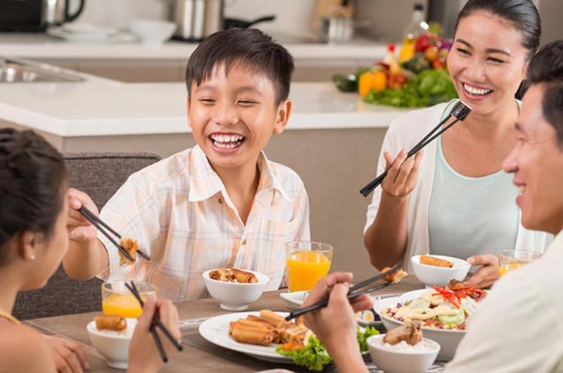 Với người Việt, việc gắp thức ăn cho nhau trong bữa cơm thể hiển sự hiếu khách và giống như một nét văn hóa đặc trưng. Tuy nhiên điều này lại có thể vô tình tạo điều kiện làm lây nhiễm các bệnh như viêm gan A, vi khuẩn HP hay viêm loét dạ dày.


