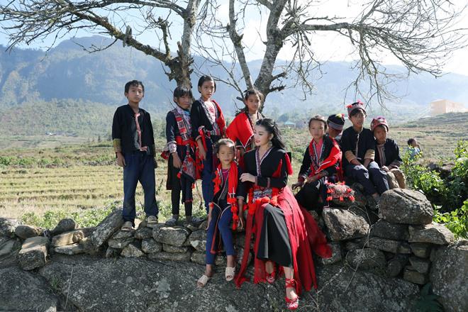 Sao Mai Thu Hằng ra mắt MV đẹp hoàn hảo về vùng Tây Bắc “Nhà em ở lưng đồi” - 12