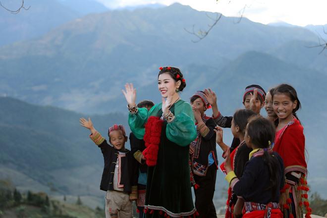 Sao Mai Thu Hằng ra mắt MV đẹp hoàn hảo về vùng Tây Bắc “Nhà em ở lưng đồi” - 11