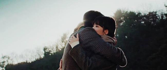 Song Hye Kyo và amp;#34;tình trẻamp;#34; tay nắm tay đi xem phim, hôn nhau đắm đuối ngày đầu năm mới - 8