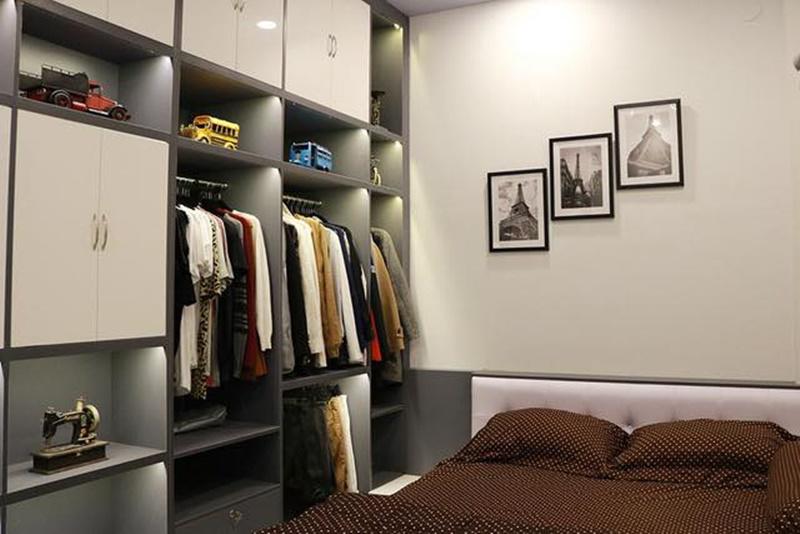 Phòng ngủ được để thêm 1 chiếc tủ âm tường dành cho đồ cá nhân, quần áo...
