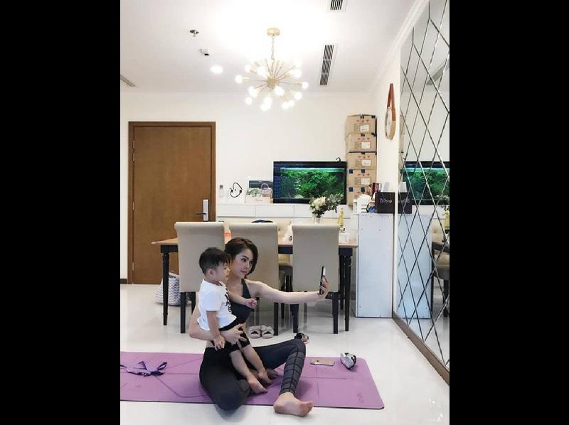 Phòng khách đơn giản được cô tận dụng làm nơi tập thể dục, yoga.
