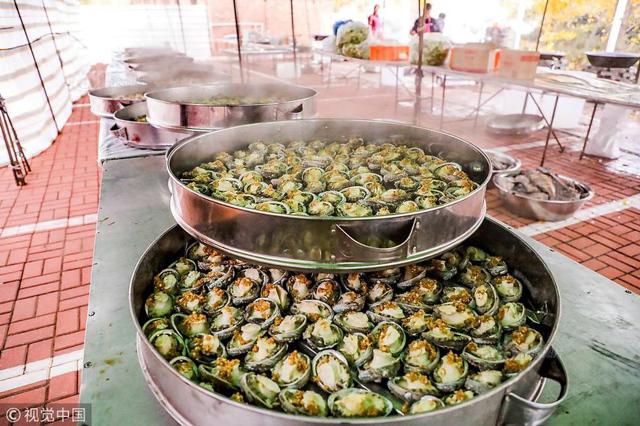 Choáng với đám cưới nông thôn phục vụ 1.500 khách, tiệc toàn bào ngư, cá hồi - 2