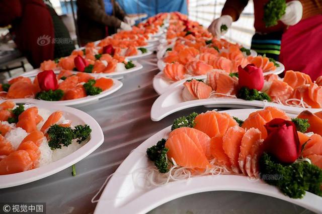 Choáng với đám cưới nông thôn phục vụ 1.500 khách, tiệc toàn bào ngư, cá hồi - 6