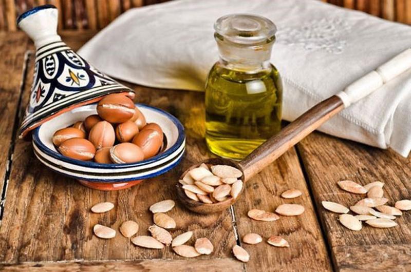 Tinh dầu của quả hạch có tác dụng dưỡng ẩm, làm mát, sáng và mịn da, chống nhăn và căng da mặt. Quả hạch Morocco chứa nhiều vitamin E và acid béo, nên có giá trị kinh tế cao.

