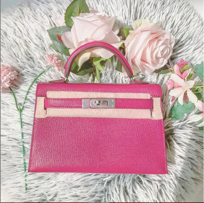 Nhiều năm vào showbiz, Ngọc Trinh vẫn giữ sở thích với màu hồng phấn baby. Cô sở hữu rất nhiều chiếc túi hiệu, và một trong số đắt giá nhất chính là item Hermes màu hồng này đây. 
