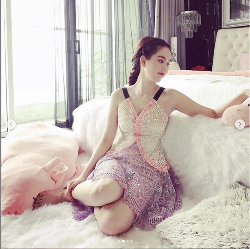Cho đến váy ngủ với sắc hồng đồng điệu với cả căn phòng ngủ của Ngọc Trinh.

