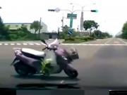 Clip Eva - 2 giây sau pha tạt đầu ôtô của nữ ninja, vụ tai nạn khó hiểu xảy ra