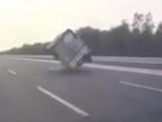 Clip Eva - Xe tải nổ lốp, "đánh võng" rồi lật nghiêng trên cao tốc Hà Nội – Hải Phòng