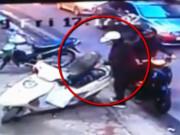Clip Eva - Đôi nam nữ đi SH thản nhiên mở cốp xe trên vỉa hè, lấy trộm đồ ở Hà Nội