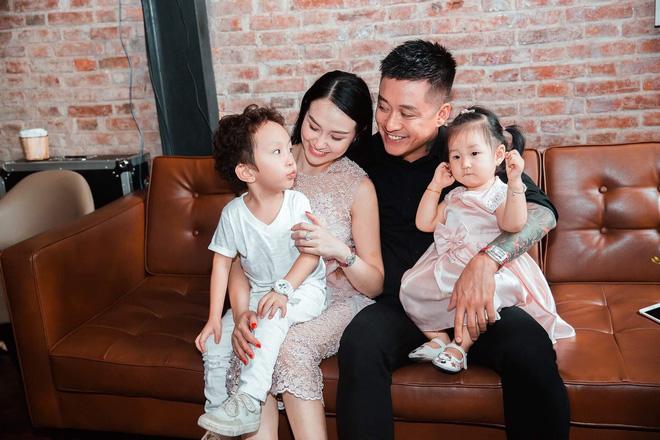 Tuấn Hưng hào hứng thông báo bà xã Thu Hương đang mang thai lần 3, sắp có con tuổi Hợi - 4