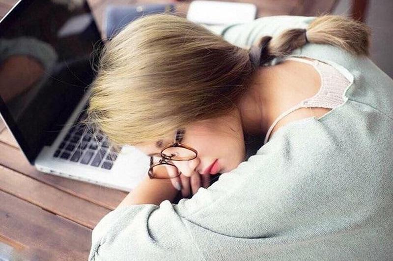 Nhiều người dành hẳn cả một buổi trưa dài để ngủ một giấc đầy, điều này thực ra không hoàn toàn cần thiết. Bạn chỉ cần ngủ ngắn nhưng phải chọn thời gian đúng giữa buổi trưa để chợp mắt.

