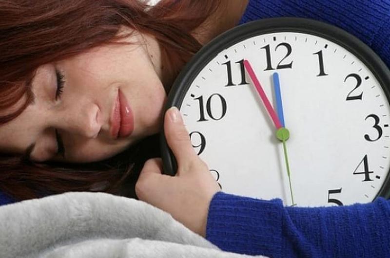 Theo ghi chép của thần y Hoa Đà, 3 phút ngủ vào đúng 12 giờ tương đương với ngủ 2 giờ. Trong y học hiện đại, từ 12 giờ trưa đến 2 giờ chiều là thời gian tim nghỉ ngơi. Do đó, đi ngủ vào thời gian này vừa giúp thư giãn lại tốt cho tim mạch.
