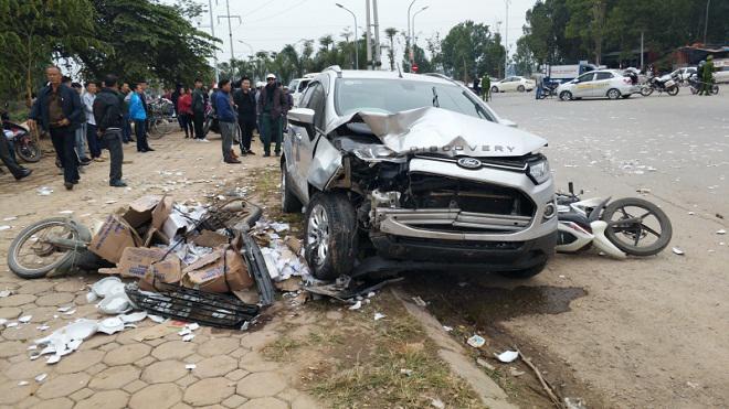 ha noi: xe ford dam taxi, 3 xe may, it nhat 2 nguoi tu vong - 1