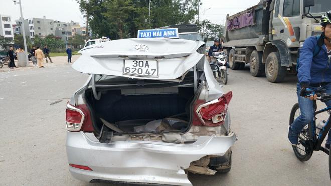 ha noi: xe ford dam taxi, 3 xe may, it nhat 2 nguoi tu vong - 2