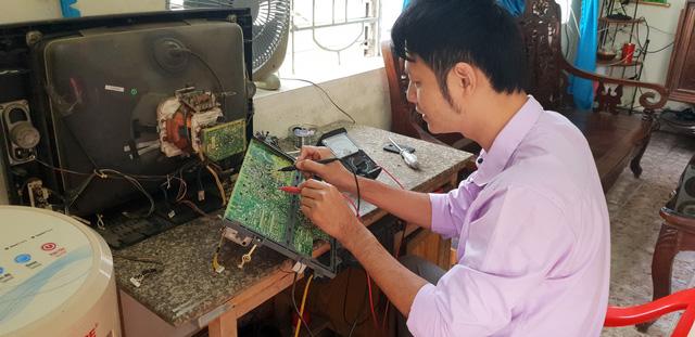 Mối tình “kể bằng tay” của anh thợ điện tử nức tiếng quê nghèo - 1