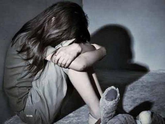 Con bị bắt ngủ với bố, dòng chữ bé gái gửi cô giáo tiết lộ bí mật kinh hoàng