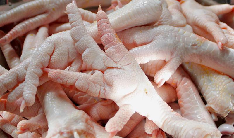 Do nhu cầu cao nên chân gà là một trong những món ăn bị cảnh báo có tồn dư nhiều hóa chất bảo quản, có thể gây ngộ độc cấp tính hoặc mãn tính.
