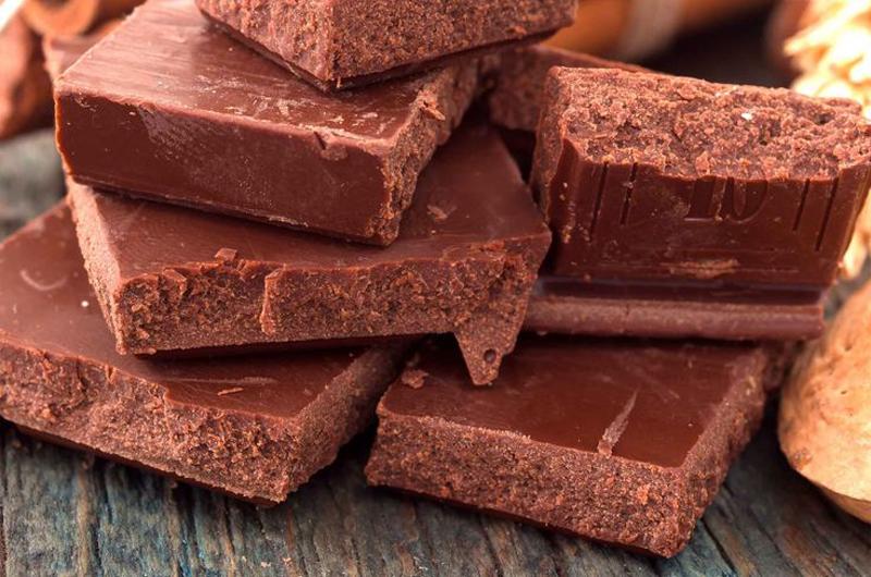 Theo một nghiên cứu của Hiệp hội Hóa học Mỹ, nếu bạn liên tục tìm đến chocolate, bạn có thể bị trầm cảm và cơ thể đang cố gắng tự điều trị bằng những thứ ngọt ngào.
