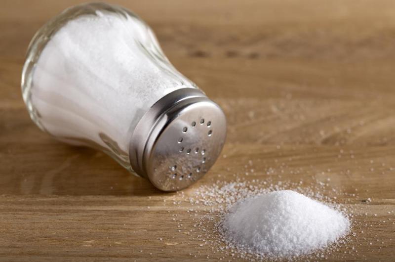 Việc thèm muối là biểu hiện cho việc cơ thể đang dư thừa một lượng muối lớn. Điều này xảy ra do thận không sản xuất đủ các loại hormone trung hòa muối trong cơ thể. Đây cũng là biểu hiện của chứng suy thượng thận.
