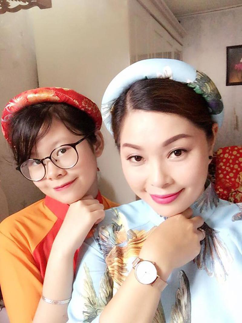 Trong 2 chị em, thì Khánh An có vẻ giống mẹ nhiều hơn.
