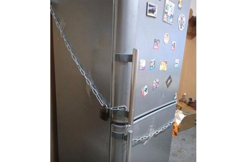 "Đồ ăn trong tủ lạnh cũng có thể mất, trước khi đi làm tôi đã phải bảo vệ cái tủ lạnh như thế này đây"
