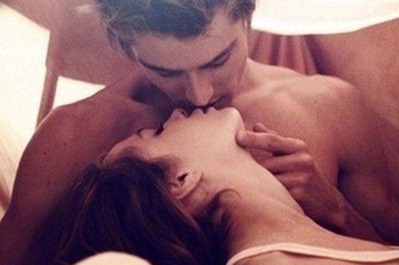 Nếu như cảm thấy một nụ hôn phớt chưa đủ “nhiệt” để kéo chàng vào cuộc chơi, bạn cũng có thể đánh thức khao khát của chàng bằng một nụ hôn mãnh liệt.
