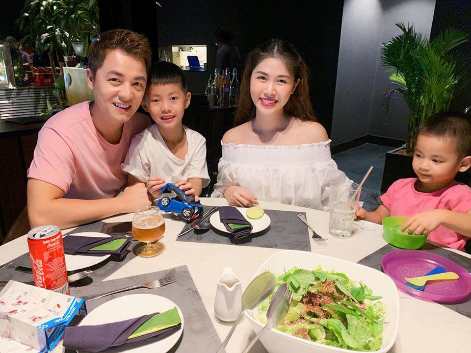 lay chong noi tieng, ba xa dang khoi bo nghiep mau lam me toan thoi gian, gio the nao? - 4
