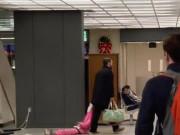 Làm mẹ - Con gái ăn vạ ở sân bay, ông bố có hành động quyết liệt được nghìn người tán thưởng