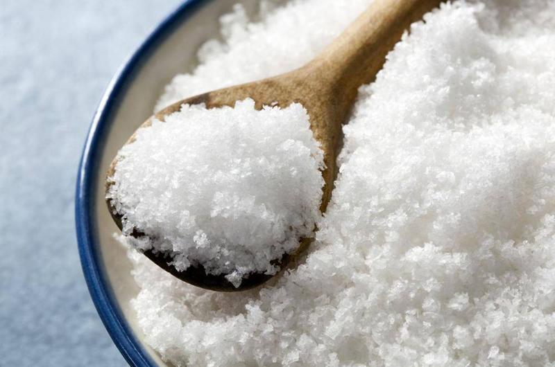 Natri trong muối có vai trò trong việc giữ cân bằng hệ điện giải của cơ thể. Khi bạn ăn nhiều muối, sẽ làm thay đổi cân bằng natri, dẫn tới giảm chức năng thận, huyết áp cao. Lượng muối ăn mỗi ngày không được vượt quá 6 gram.
