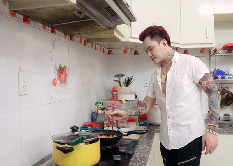 Lâm Chấn Huy tự tay chuẩn bị buổi tối. Anh cho hay mỗi khi ở nhà đều tự nấu ăn một mình thay vì dùng bữa ở ngoài.
