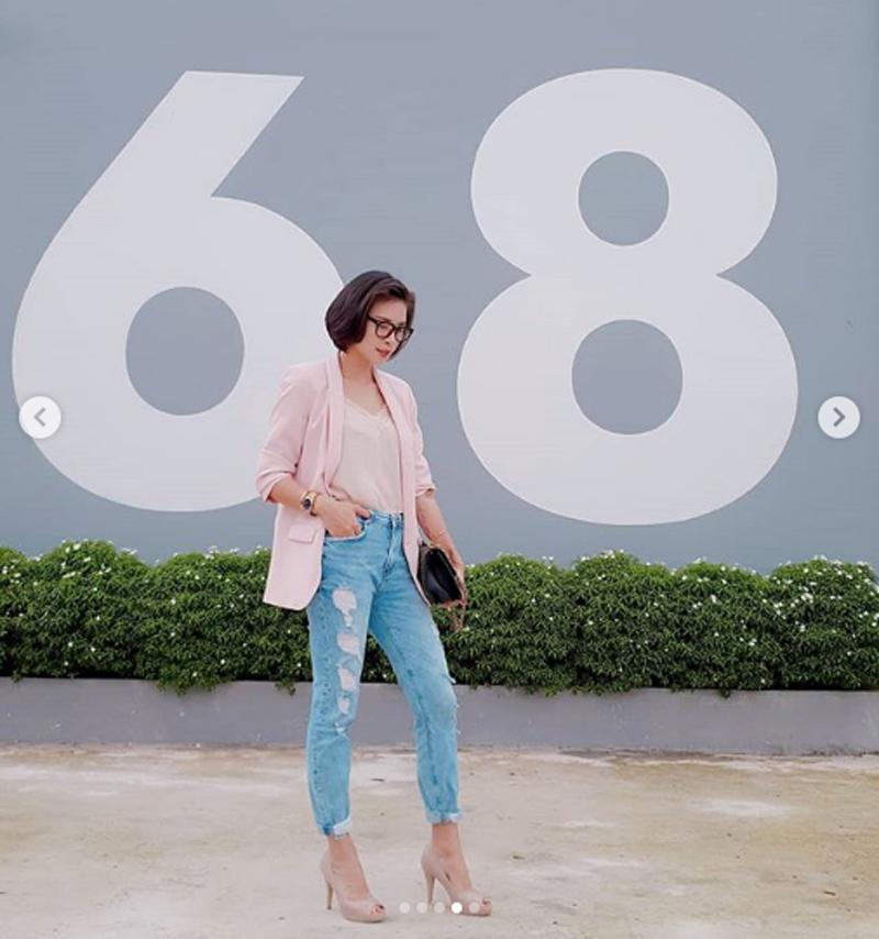 Thứ 6 rồi đã đến và Ngô Thanh Vân cũng quá tinh tế khi chọn sắc hồng con gái, thiết kế vest luôn là lựa hàng đầu nhưng được mix với jeans rách cân bằng sắc thái rất tốt cho tổng thể. 

