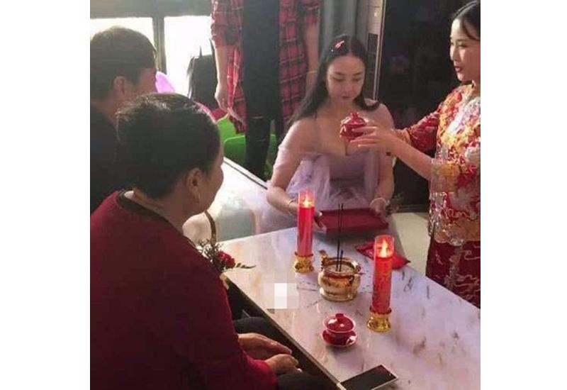 Cũng trong một đám cưới khác diễn ra tại Trung Quốc hồi tháng 11/2018, một phù dâu ngực "khủng" khác lại khiến cô dâu trở nên chìm nghỉm.
