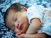 Làm mẹ - Trẻ sơ sinh hay vặn mình khi ngủ: Bác sĩ mách 5 việc bố mẹ phải làm ngay!