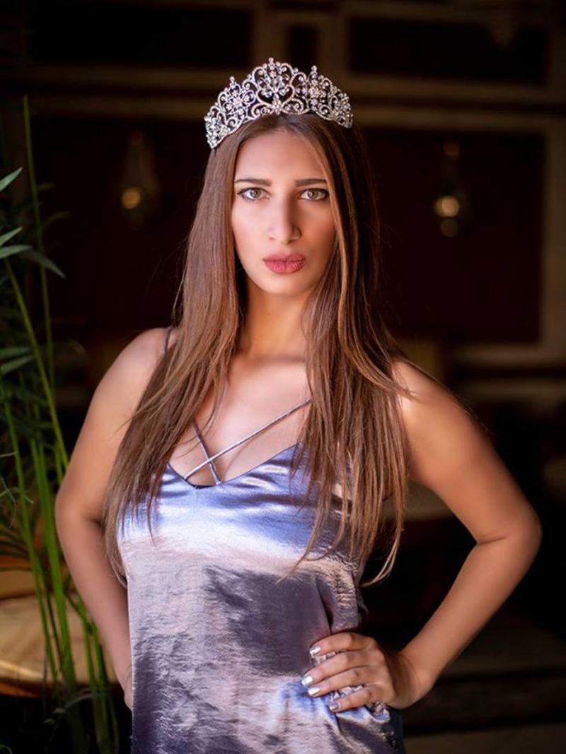 Hoa hậu Ai Cập – Rana Alaa Shehata bị người hâm mộ ví giống với người chuyển giới vì khuôn mặt nam tính.
