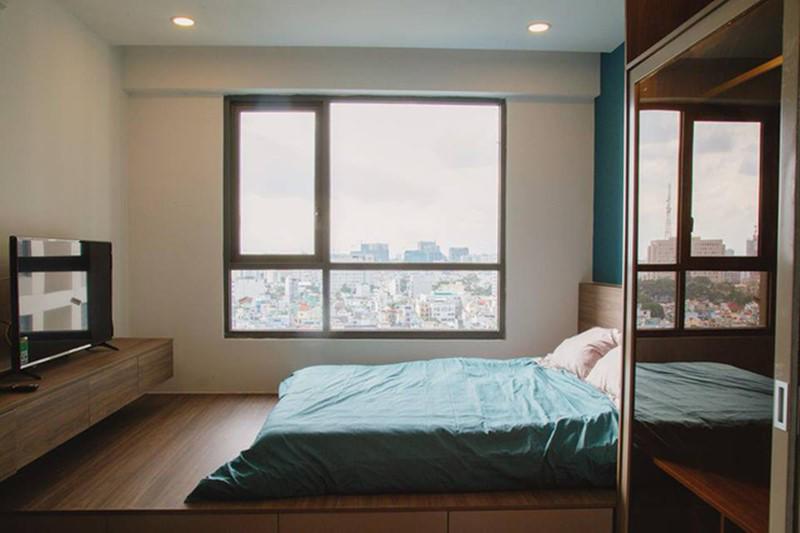 Phòng ngủ của Midu cũng được bao phủ bởi tông nâu và xanh thẫm.
