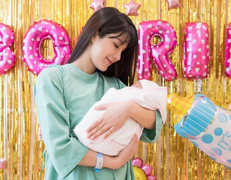Đầu tháng 11/2018 vừa qua, người đẹp Diệp Lâm Anh chính thức thông báo đã hạ sinh con gái đầu lòng khỏe mạnh cho chồng thiếu gia Đức Phạm, 28 tuổi.
