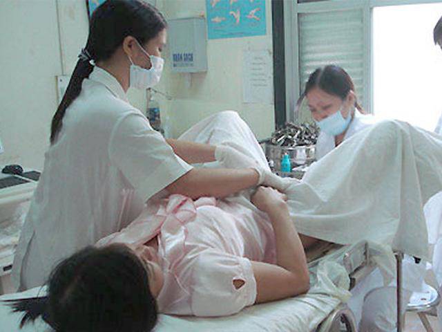 Đau bụng quằn quại, mẹ 3 con sững sờ nhìn vùng kín khi nhờ y tá cởi quần giúp