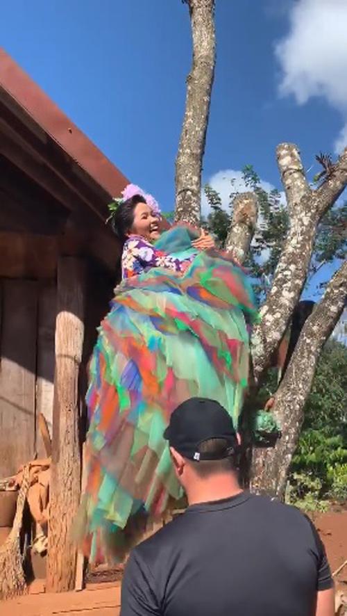 Diện váy chục triệu leo cây sang là thế, hậu trường Hamp;#39;Hen Niê khiến fan vừa thương vừa kinh ngạc - 4