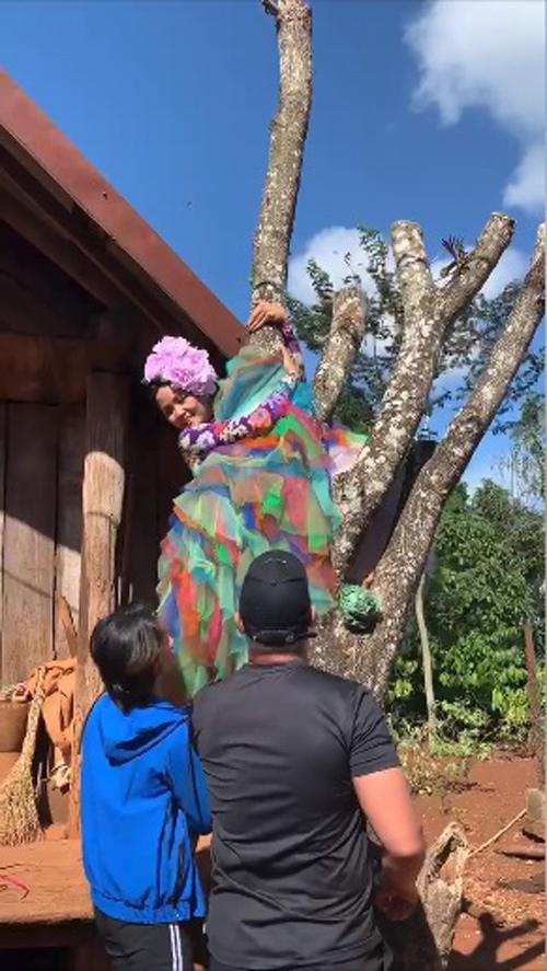 Diện váy chục triệu leo cây sang là thế, hậu trường Hamp;#39;Hen Niê khiến fan vừa thương vừa kinh ngạc - 5