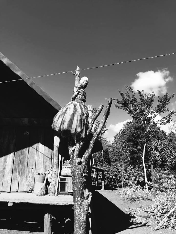 Diện váy chục triệu leo cây sang là thế, hậu trường Hamp;#39;Hen Niê khiến fan vừa thương vừa kinh ngạc - 2