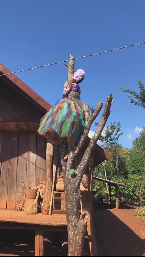 Diện váy chục triệu leo cây sang là thế, hậu trường Hamp;#39;Hen Niê khiến fan vừa thương vừa kinh ngạc - 3