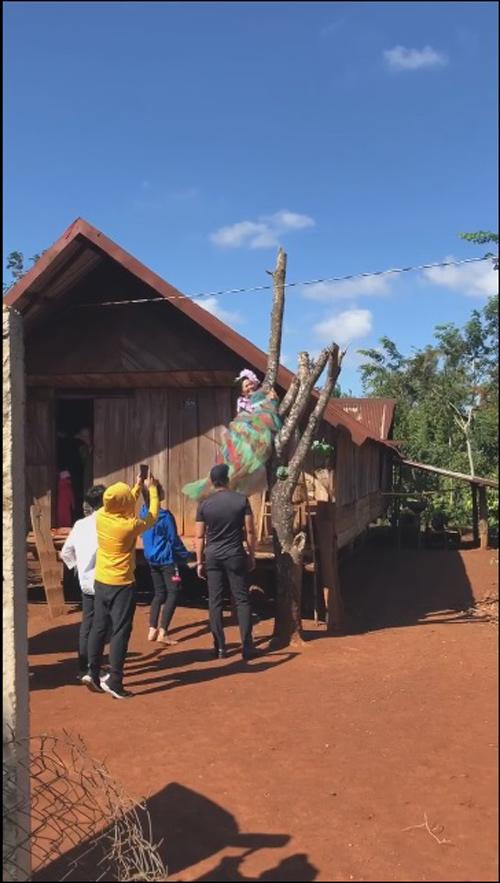 Diện váy chục triệu leo cây sang là thế, hậu trường Hamp;#39;Hen Niê khiến fan vừa thương vừa kinh ngạc - 6