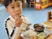 Làm mẹ - Cô giáo gửi thư về nhà chê đồ ăn trưa của bé, mẹ giận tím mặt vì chi tiết lạ