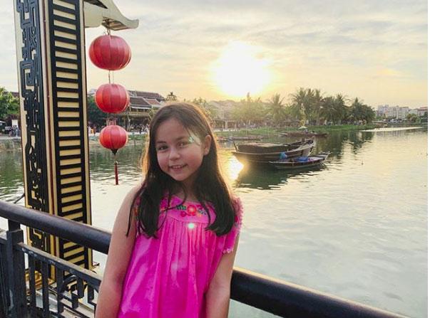 Cô bé gương mặt hoàn hảo nhất Thái Lan khoe ảnh đến Việt Nam, ngỡ ngàng với vẻ ngoài đời - 4