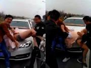 Tin tức - Phù dâu xinh đẹp bị khách nam tốc váy sàm sỡ ngay trên đường đưa dâu gây phẫn nộ