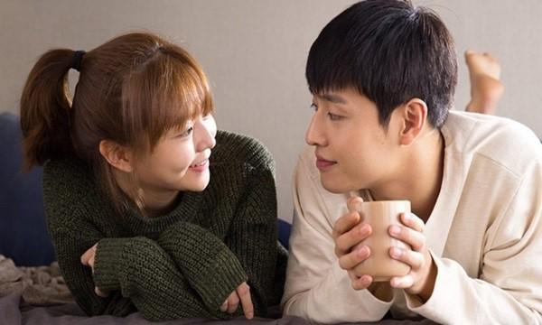 Khẳng định chỉ là anh trai nuôi nhưng sau lưng tôi em lại ôm hôn người ấy... - Ảnh 1. Khẳng định chỉ là anh trai nuôi nhưng sau lưng tôi em lại ôm hôn người ấy... - Ảnh 1.