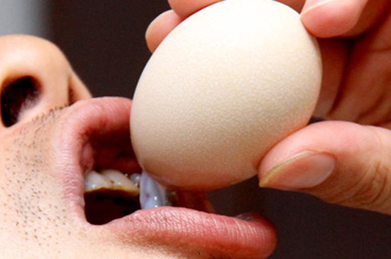 Nhiều người thích ăn trứng khi còn sống vì cho rằng như vậy mới tươi và đảm bảo được đầy đủ dinh dưỡng. Tuy nhiên, trứng sống có thể ẩn chứa nguy cơ gây nhiễm độc Salmonella. Vì vậy, tốt nhất nên nấu chín trứng trước khi ăn.


